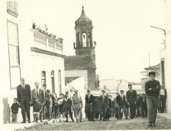 Granadilla de Abona. Procesión Calle la Iglesia años 60. Fondo Fotográfico Ayuntamiento de Granadilla de Abona